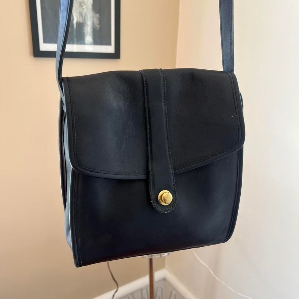 1980s Vintage Coach Black Leather Scout Shoulder bag / Crossbody bag